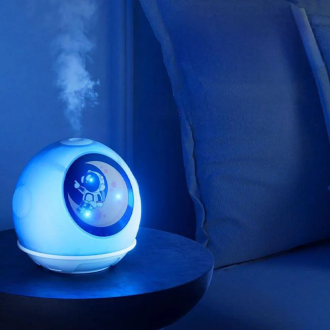 Découvrez notre humidificateur portatif en forme de lune avec un autocollant d'astronaute, équipé d'une lumière LED et d'un diffuseur d'arôme pour un air propre et hydraté. Alimenté par USB, cet humidificateur est idéal pour créer une atmosphère relaxante et apaisante dans n'importe quelle pièce de votre maison ou bureau.Offrez-vous un moment de détente et de bien-être avec cet accessoire unique et original.